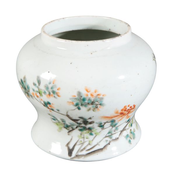 A CHINESE PORCELAIN QIANJIANCAI SQUAT VASE