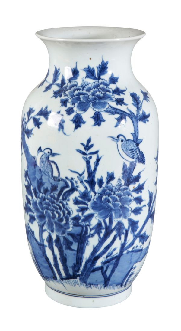 A CHINESE PORCELAIN BLUE AND WHITE VASE