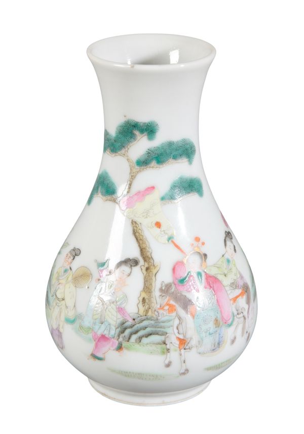 A SMALL CHINESE PORCELAIN FAMILLE ROSE VASE