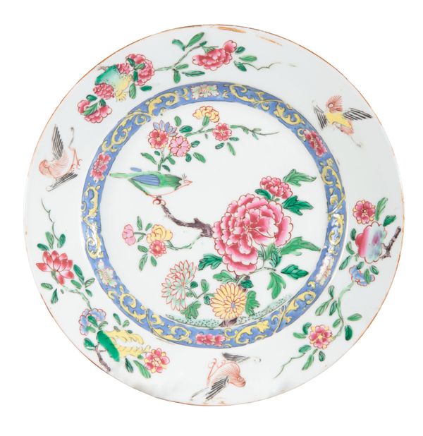 A CHINESE PORCELAIN FAMILLE ROSE PLATE