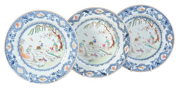 A SET OF THREE CHINESE EXPORT PORCELAIN FAMILLE ROSE PLATES