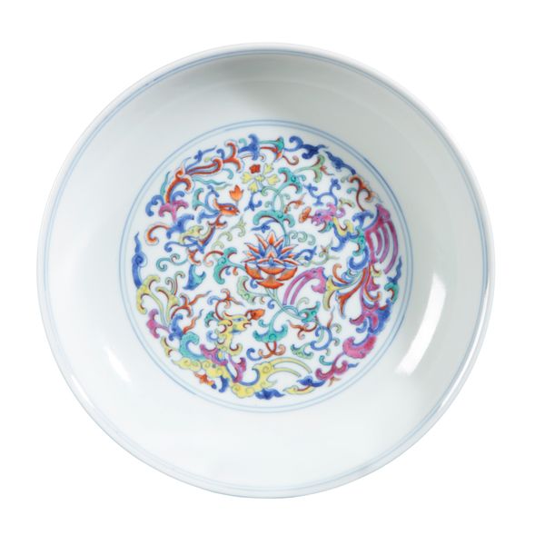 A CHINESE PORCELAIN DOUCAI 'PHOENIX' PLATE