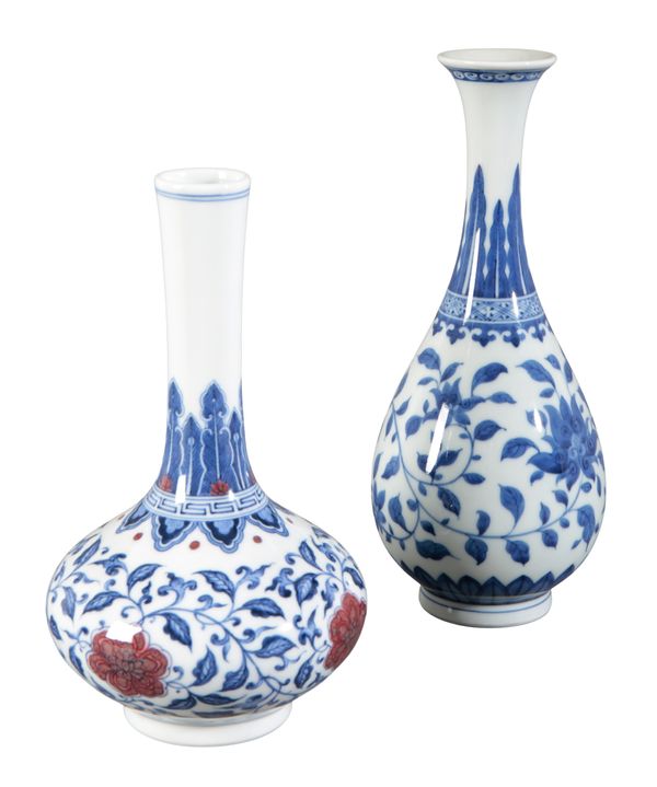 A CHINESE PORCELAIN BLUE AND WHITE VASE