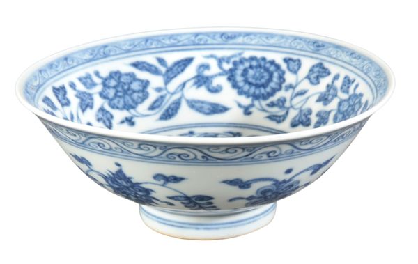 A CHINESE PORCELAIN BLUE AND WHITE BOWL