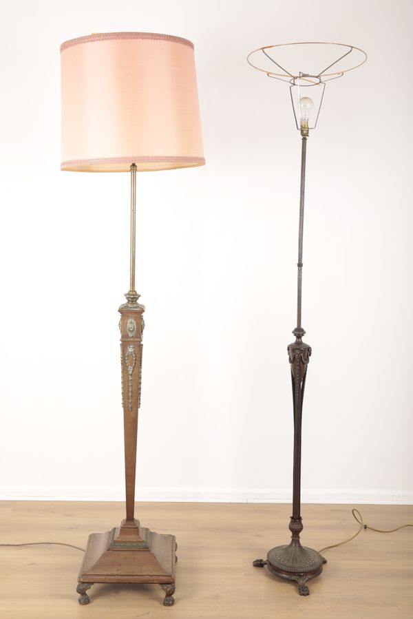 AN EDWARDIAN SHERATON REVIVAL MAHOGANY STANDARD LAMP