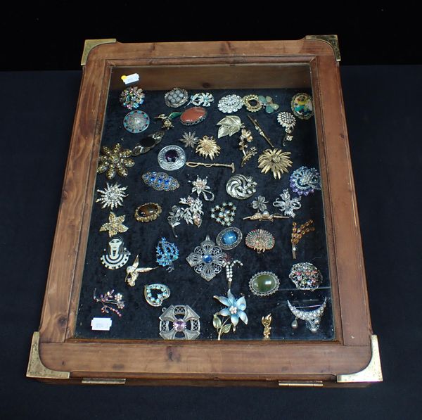 A COLLECTION OF COSTUME BROOCHES