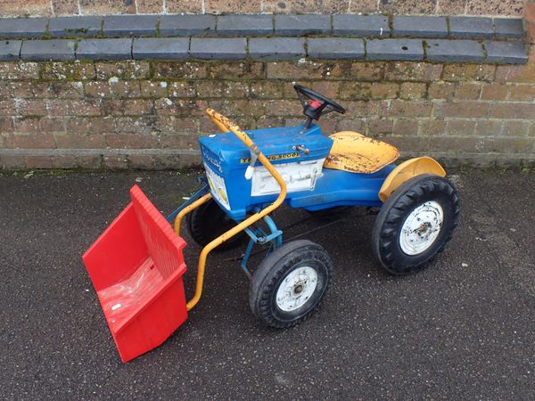 A TRI-ANG RIDE-ON SCOOP TRACTOR