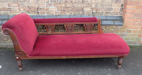 AN EDWARDIAN CHAISE LONGUE