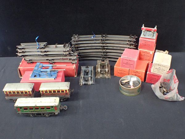 A COLLECTION OF HORNBY 'O' GAUGE ACCESSORIES