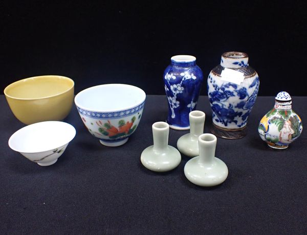 A  CHINESE ENAMEL SNUFF BOTTLE, AND SMALL PORCELAIN ITEMS