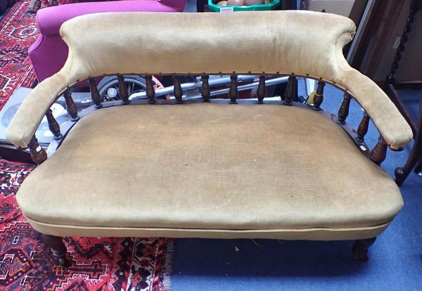 A LATE VICTORIAN MAHOGANY TWO SEATER SETTEE