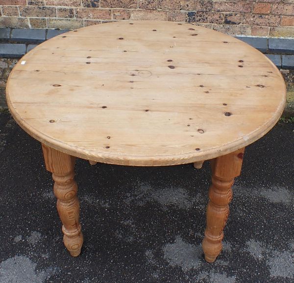 A VICTORIAN STYLE PINE CIRCULAR KITCHEN TABLE