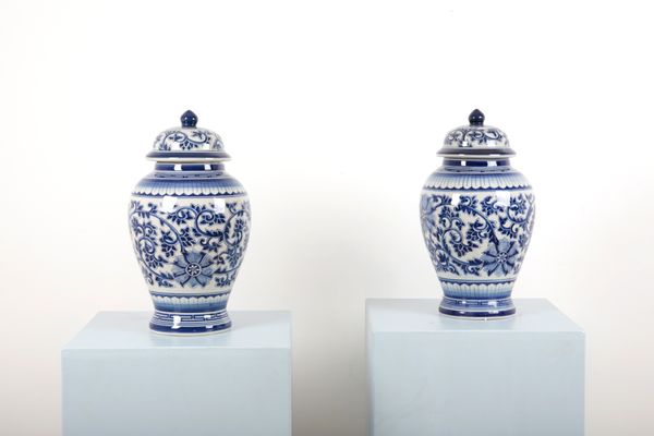 A PAIR OF BLUE AND WHITE PORCELAIN GINGER JARS