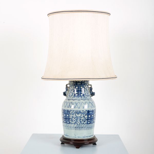 A CHINESE BLUE AND WHITE CERAMIC LAMP