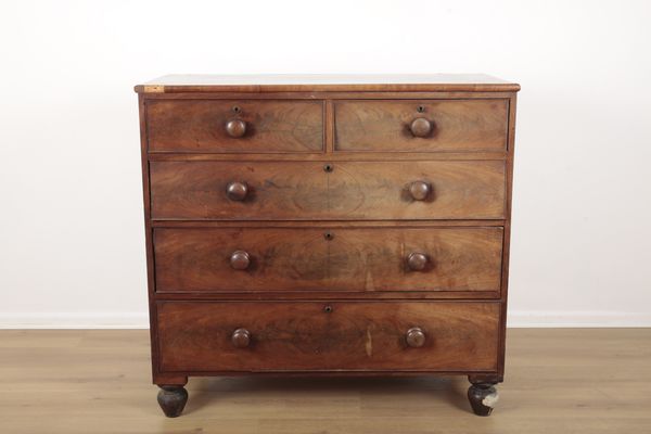 AN EARLY 19TH CENTURY MAHOGANY CHEST OF DRAWERS