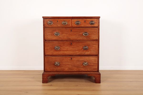 A GEORGE III MAHOGANY CHEST OF DRAWERS