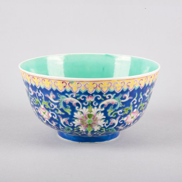A CHINESE PORCELAIN FAMILLE ROSE BOWL