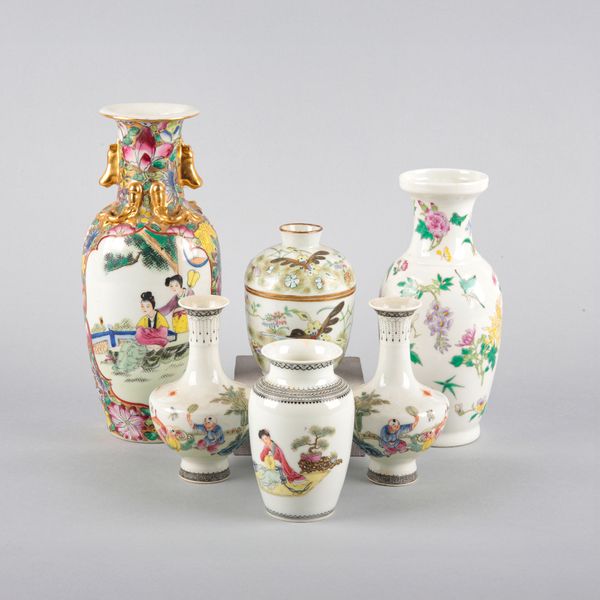 A CHINESE PORCELAIN FAMILLE ROSE BOWL AND COVER