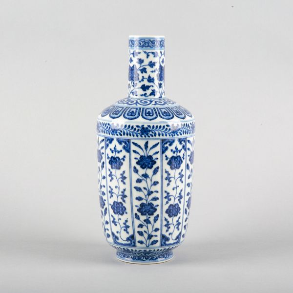 A CHINESE PORCELAIN BLUE AND WHITE BOTTLE VASE