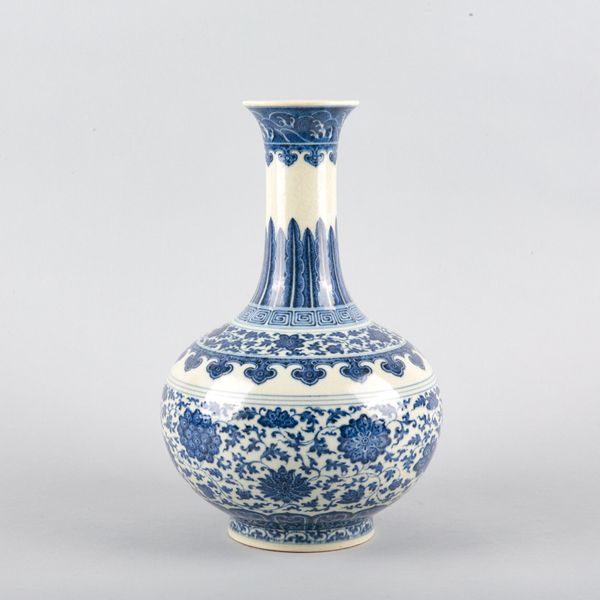 A CHINESE PORCELAIN BLUE AND WHITE VASE
