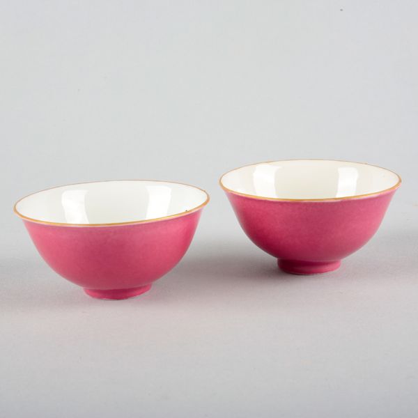 A PAIR OF CHINESE PORCELAIN RUBY GROUND BOWLS