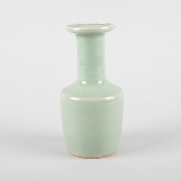 A SMALL CHINESE PORCELAIN CELADON MALLET VASE