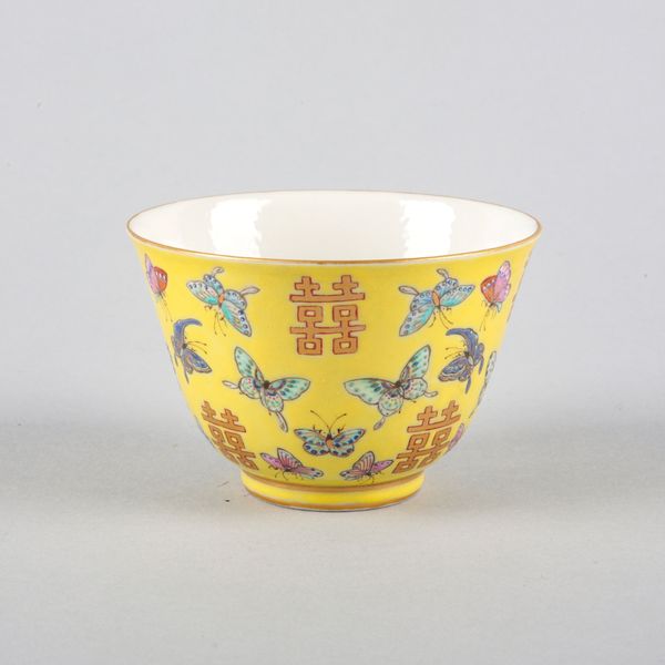 A CHINESE PORCELAIN FAMILLE ROSE BOWL