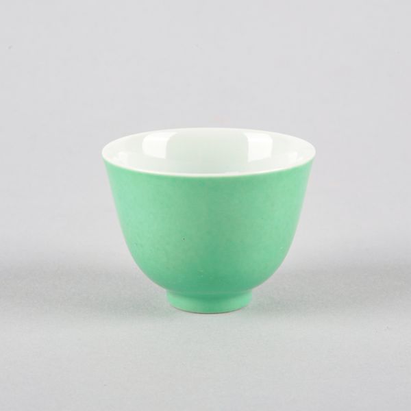 A CHINESE PORCELAIN 'APPLE GREEN' CUP