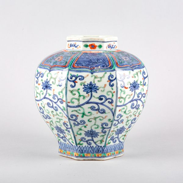 A CHINESE PORCELAIN WUCAI VASE