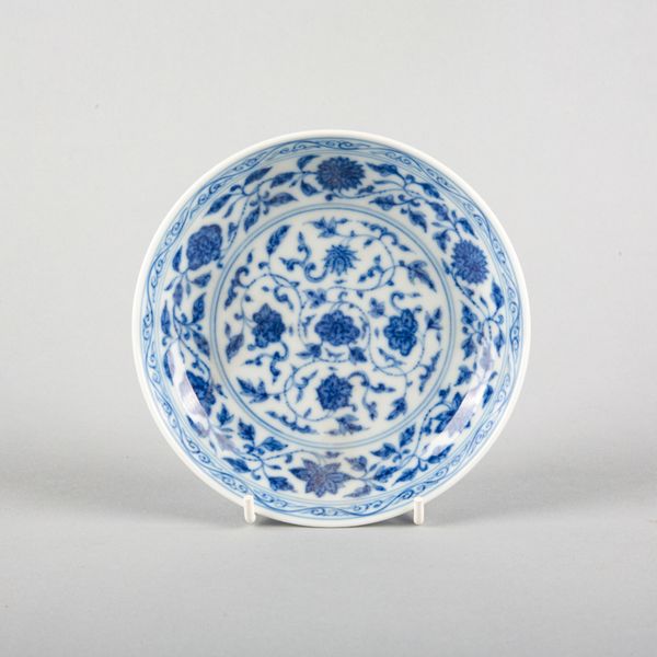 A CHINESE PORCELAIN BLUE AND WHITE SAUCER