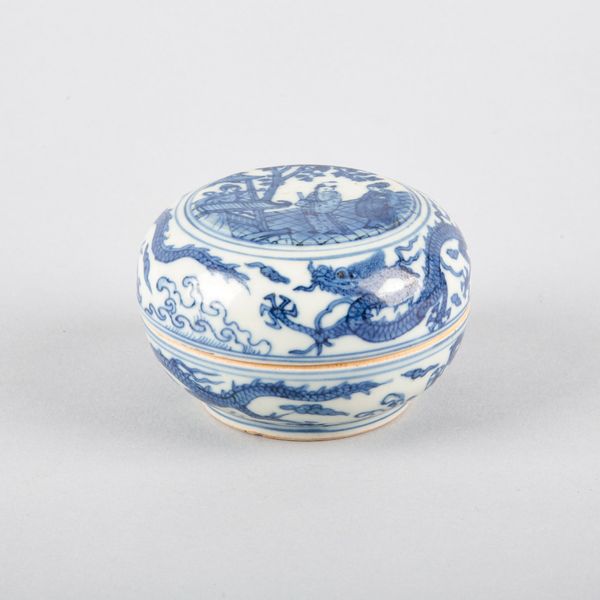 A CHINESE PORCELAIN BLUE AND WHITE BOX AND COVER