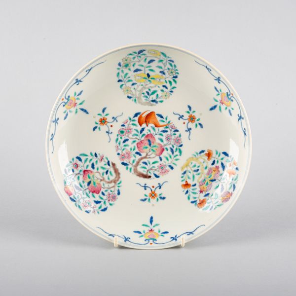 A CHINESE PORCELAIN FAMILLE ROSE PLATE