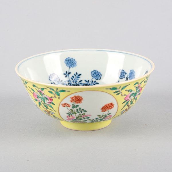 A CHINESE PORCELAIN FAMILLE ROSE BOWL