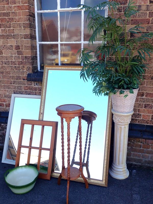 A LARGE GILT FRAMED MIRROR