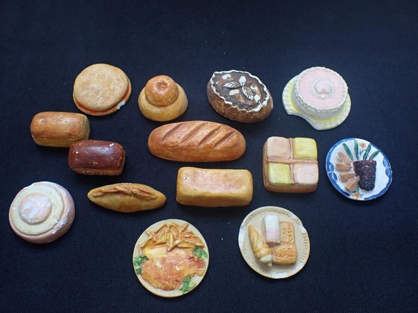 A COLLECTION OF DOLL'S HOUSE PAINTED PLASTER FOOD MODELS