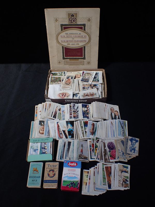 A COLLECTION OF CIGARETTE CARDS