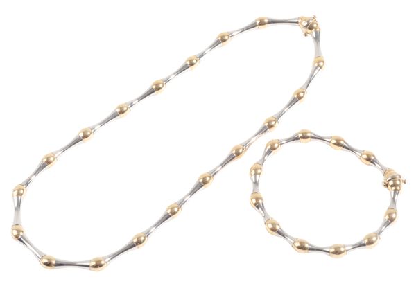 A TWO-TONE 18CT GOLD NECKLACE AND BRACELET SUITE