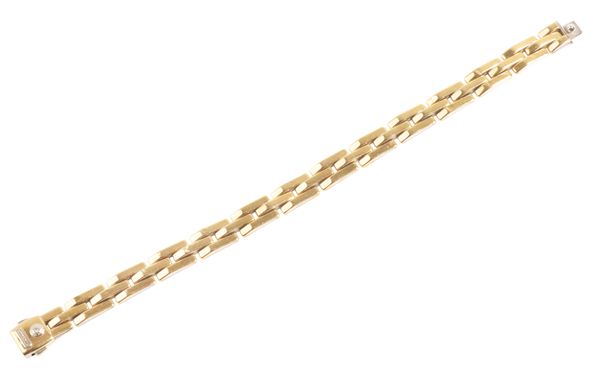 AN 18CT GOLD BRACELET