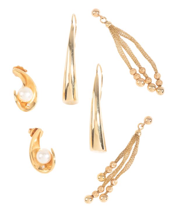 A COLLECTION OF GOLD EARRINGS