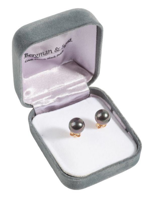 A PAIR OF BLACK PEARL STUD EARRINGS