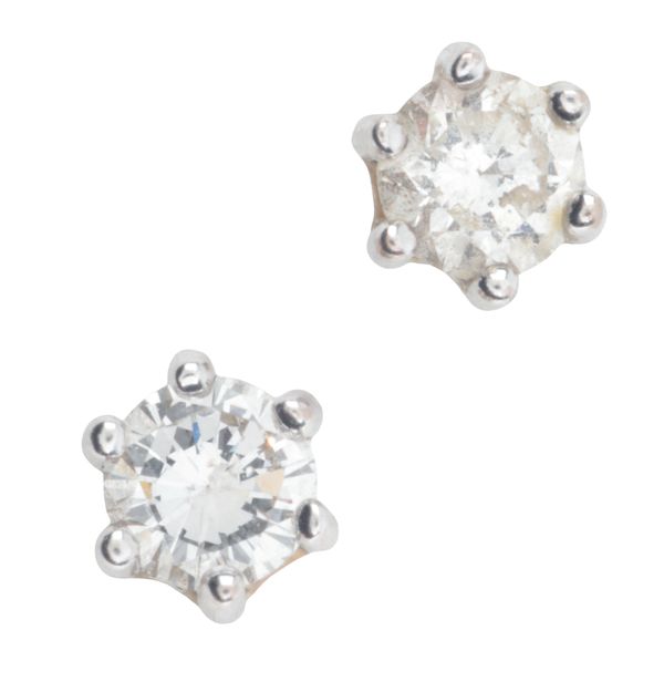 A PAIR OF DIAMOND STUD EARRINGS
