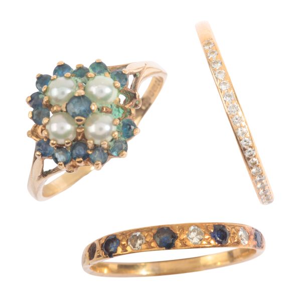 A SAPPHIRE AND SPLIT PEARL CLUSTER RING