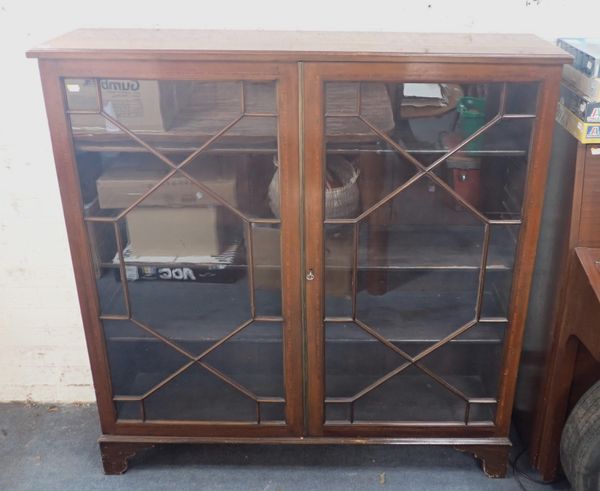 AN EDWARDIAN MAHOGANY BOOKCASE/DISPLAY CABINET