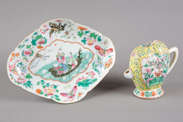 A CHINESE FAMILLE ROSE PORCELAIN STAND