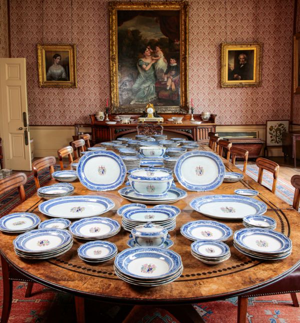 AN EXTENSIVE CHINESE EXPORT PORCELAIN ARMORIAL DINNER SERVICE