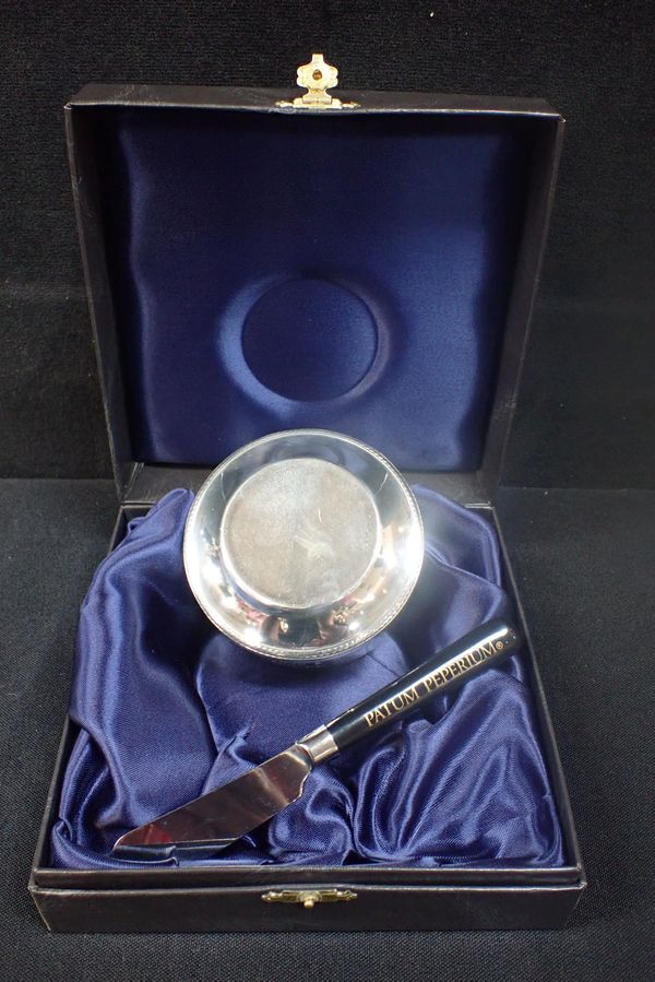 A FORTNUM & MASON GENTLEMANS RELISH POT AND KNIFE