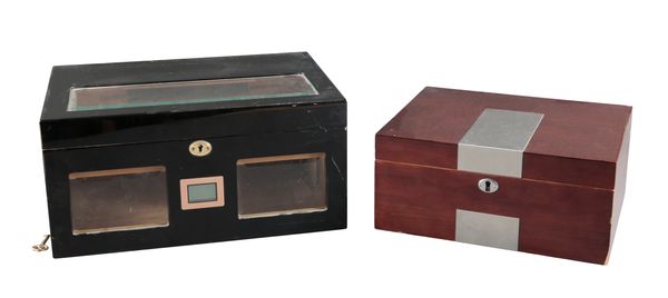 ARTAMIS: A FAUX ROSEWOOD AND CHROME CIGAR HUMIDOR