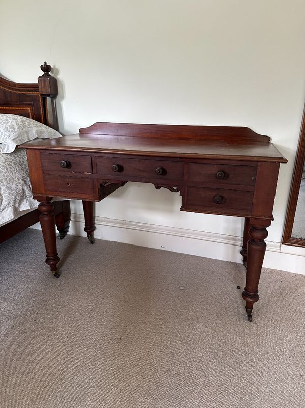 A VICTORIAN MAHOGANY DRESSING TABLE