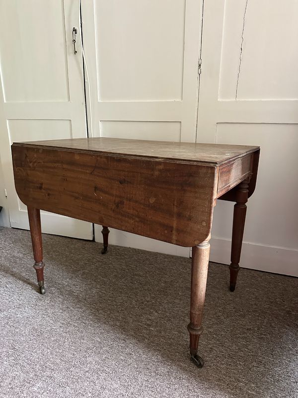 A VICTORIAN MAHOGANY PEMBROKE TABLE