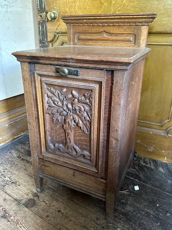 A VICTORIAN OAK COAL SCUTTLE